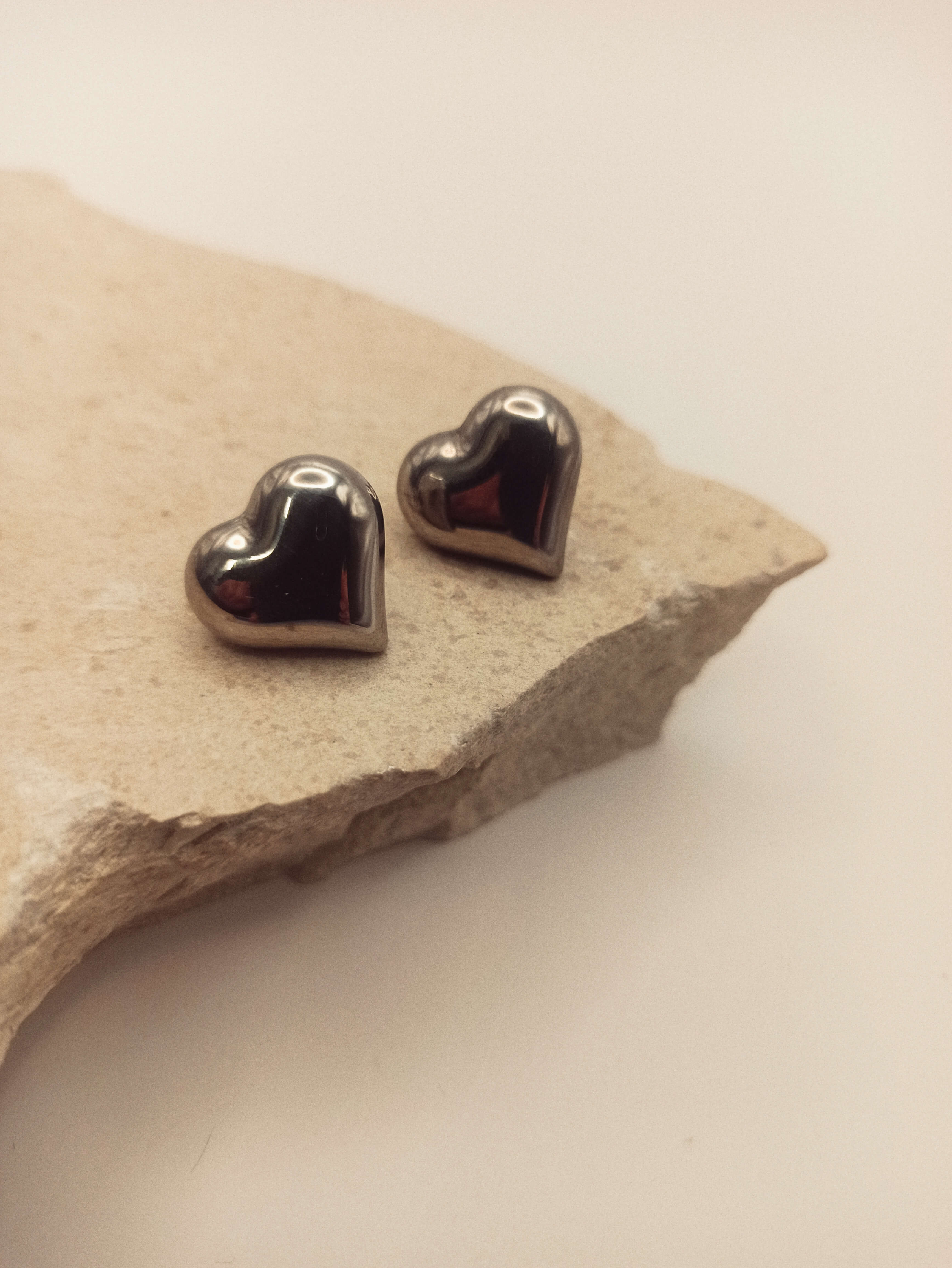 Silver Heart Studs - Pajaritos