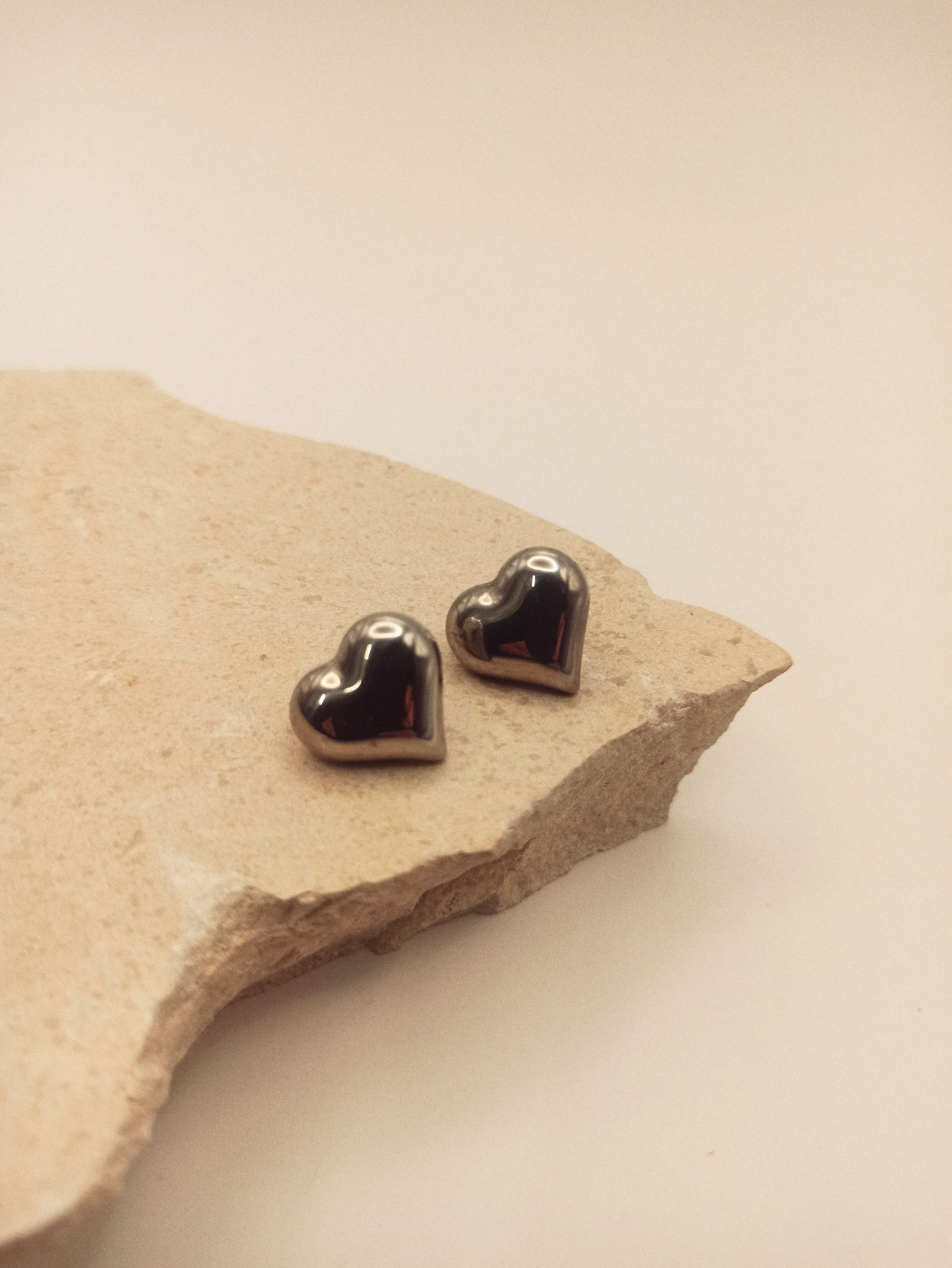 Silver Heart Studs - Pajaritos
