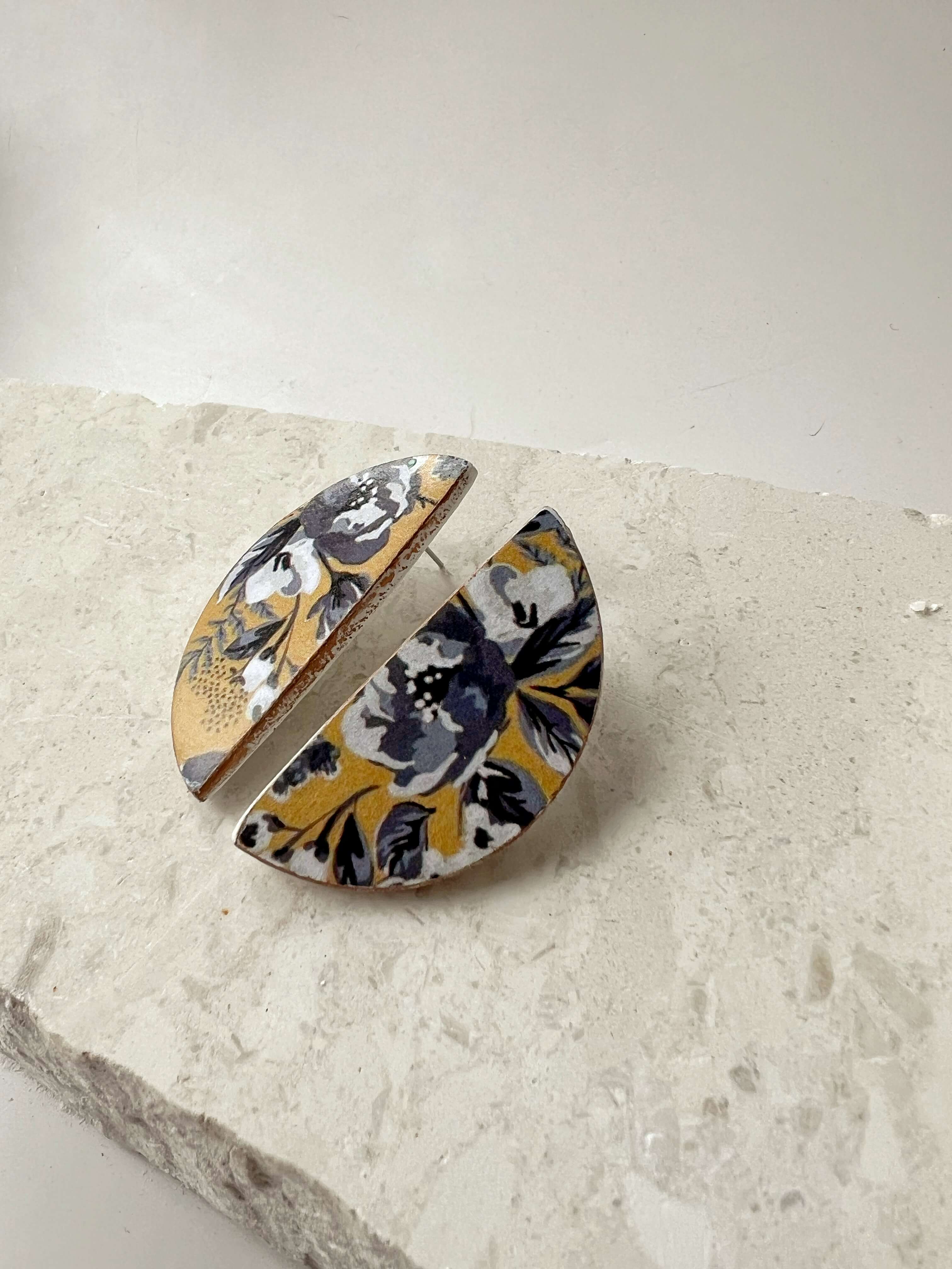 Arete Semi Clays, Σκουλαρίκια από Πηλό, Ώχρα και Σκούρα Μπλε Λουλούδια, Καρφωτά Χειροποίητα - Pajaritos