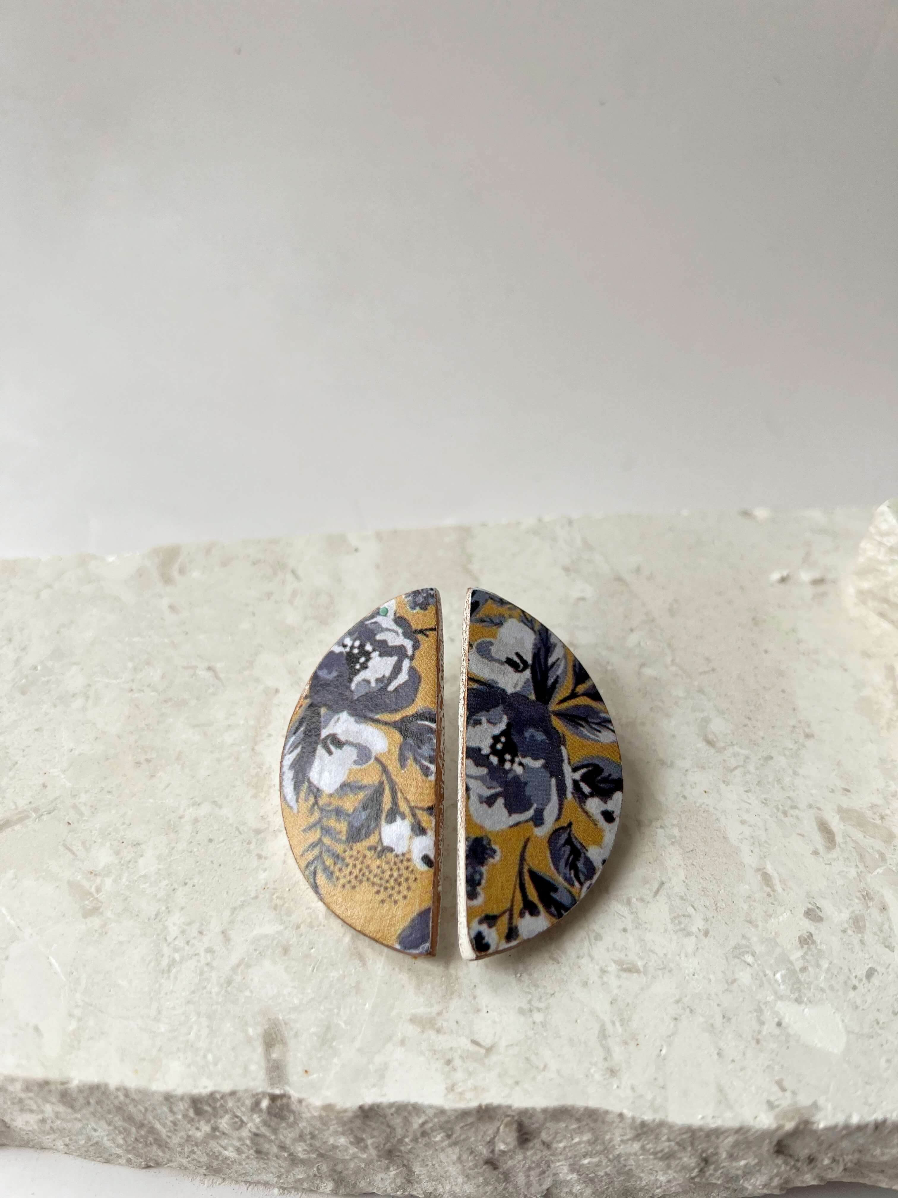 Arete Semi Clays, Σκουλαρίκια από Πηλό, Ώχρα και Σκούρα Μπλε Λουλούδια, Καρφωτά Χειροποίητα - Pajaritos