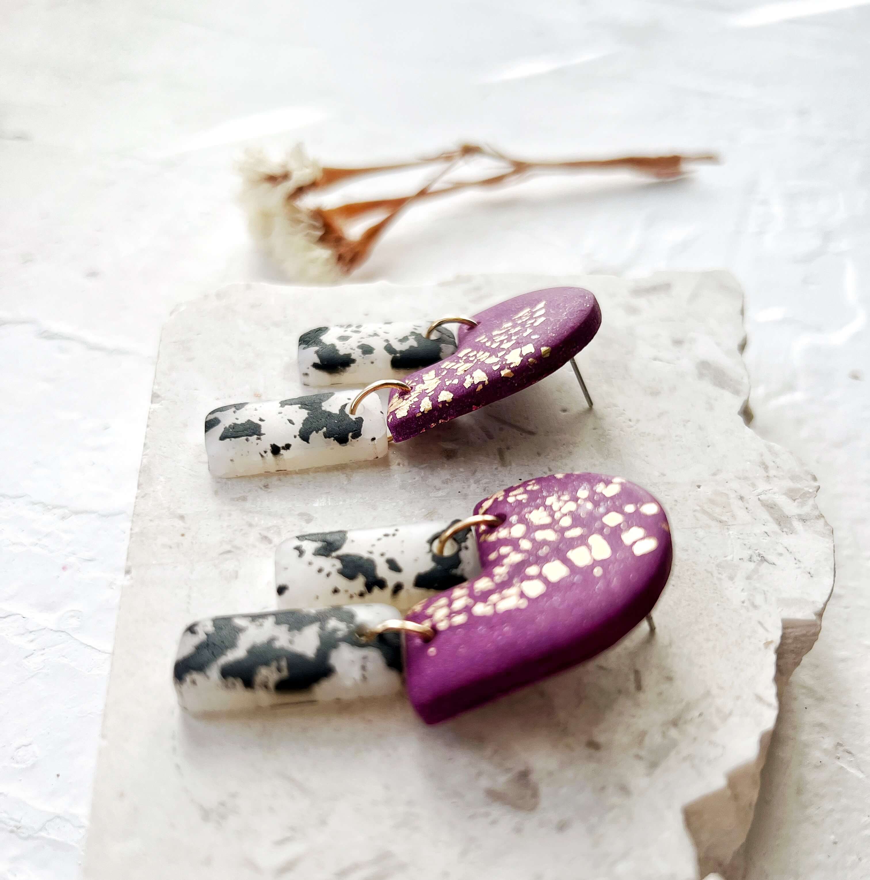 Χειροποιητα σκουλαρικια μωβ απο πολυμερικο πηλο κρεμαστα μοντερνα εντυπωσιακα κοσμηματα περιεργα animal print χονδρικης