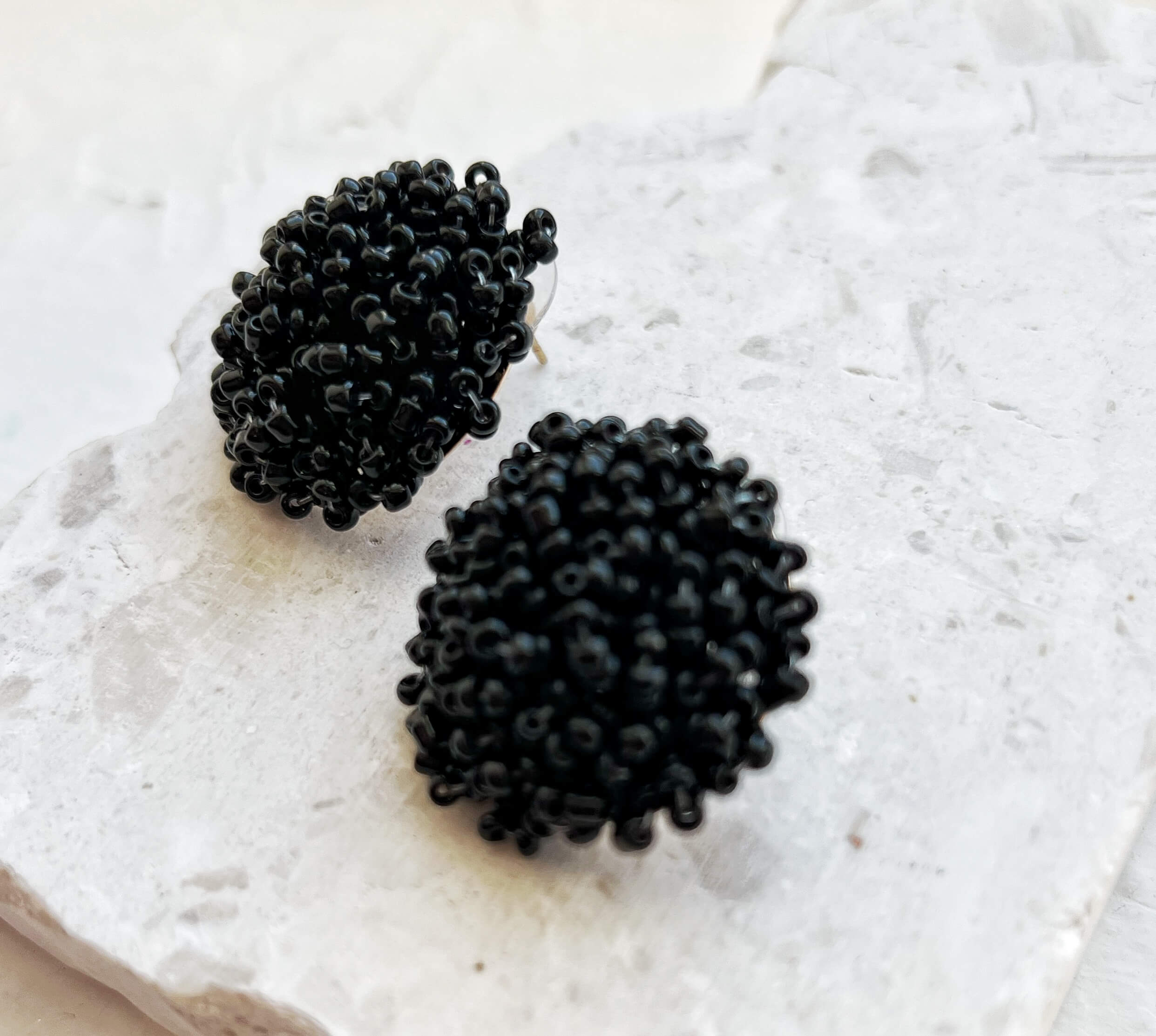 Σκουλαρικια με χαντρες μαυρα χειροποιητα μεγαλα καρφωτα  μποχο γυναικεια δωρα μοναδικα κοσμηματα pajaritos