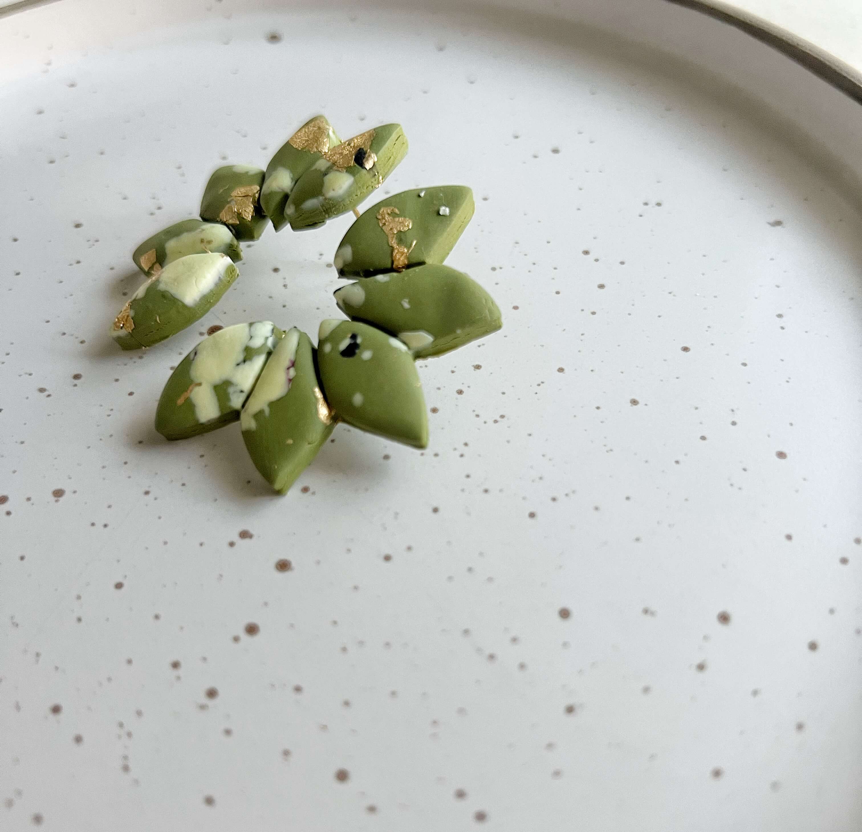 Χειροποιητα ελληνικα σκουλαρικια απο πολυμερικο πηλο μεγαλα καρφωτα γυναικεια κοσμηματα για δωρο εντυπωσιακα πρασινα pajaritos