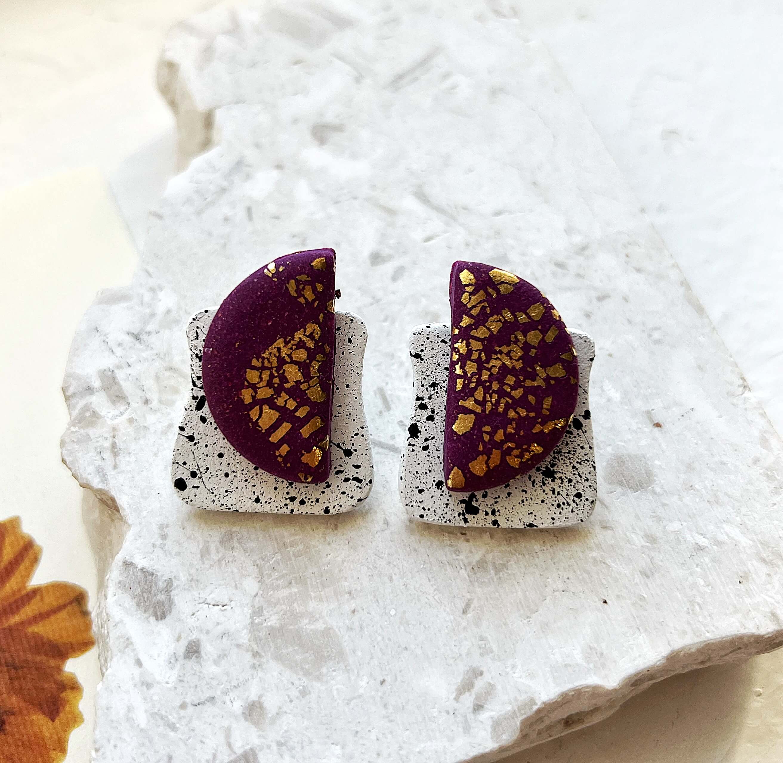 Σκουλαρικια μικρα καρφωτα πανω στο αυτι ιδιαιτερα πρωτοτυπα χειροποιητα απο πηλο μωβ λευκα pajaritos