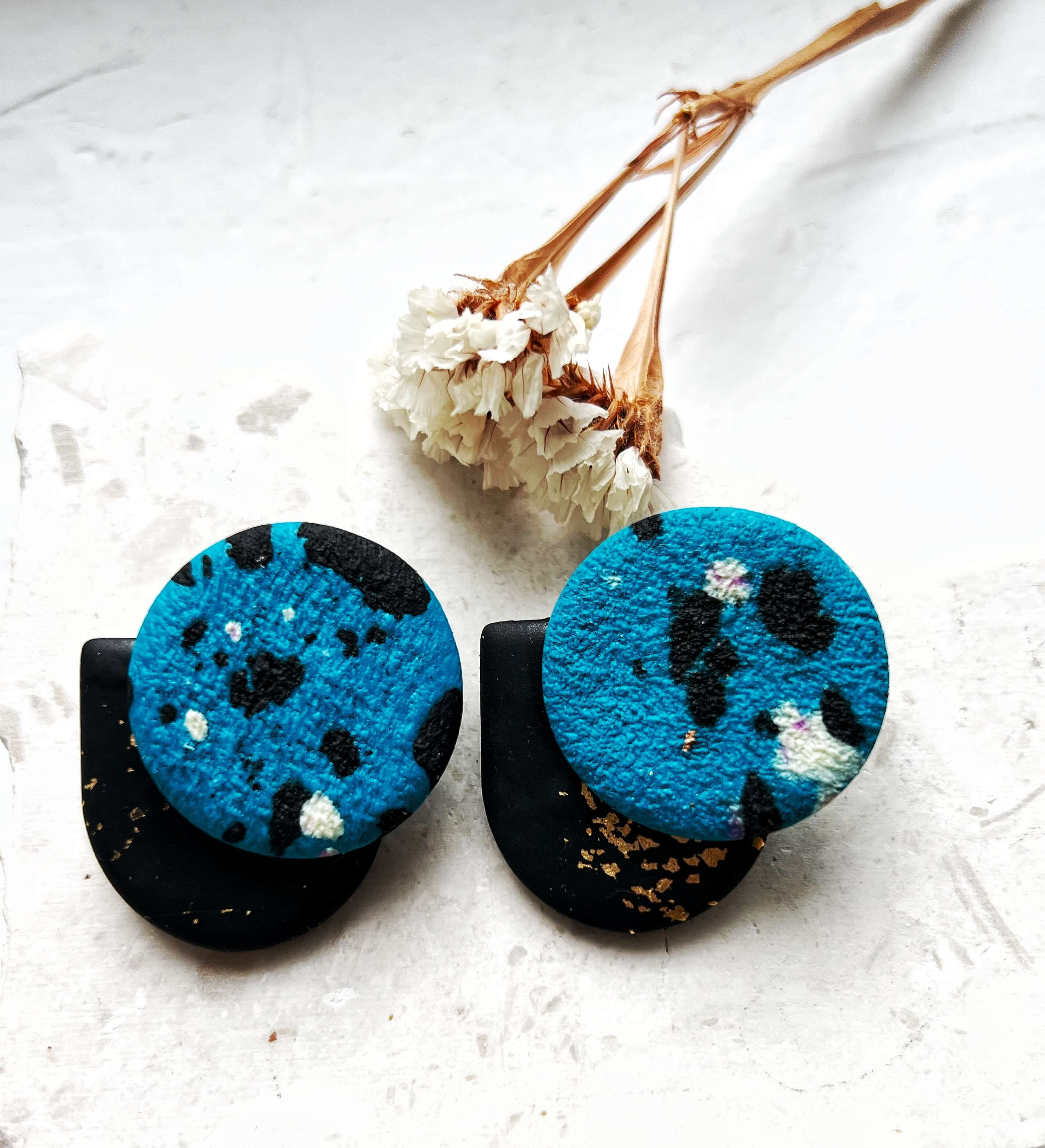 Χειροποίητα σκουλαρικια γεωμετρικα μπλε και μαυρο καρφωτα κοσμηματα για γυναικειο δωρο οικονομικα απο πηλο pajaritos